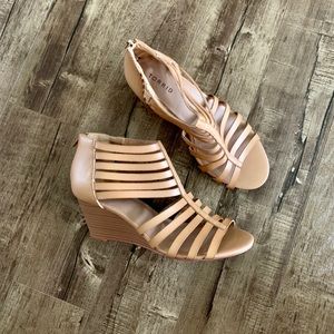New Unworn Torrid Sz 10W Tan Strappy Mini Wedge